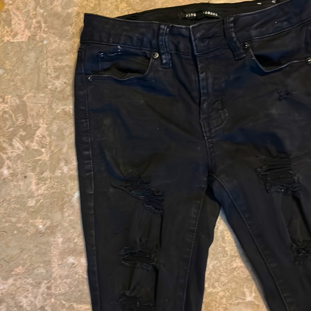 I am selling black skinny jeans with rips